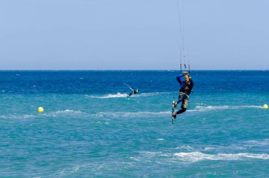 Malaga, İspanya - 25 Mayıs 2018 aktif spor pratik insanlar, güç uçurtma rüzgarlı bir koyda kullanarak sürme dalga