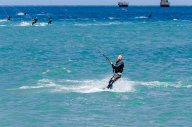 Malaga, İspanya - 25 Mayıs 2018 aktif spor pratik insanlar, güç uçurtma rüzgarlı bir koyda kullanarak sürme dalga