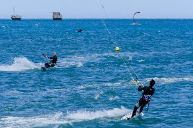 Malaga, İspanya - 25 Mayıs 2018 aktif spor pratik insanlar, güç uçurtma rüzgarlı bir koyda kullanarak sürme dalga