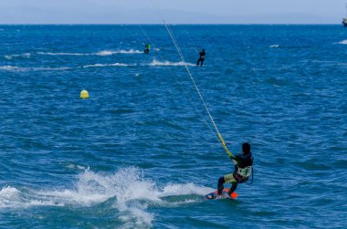 Malaga, İspanya - 25 Mayıs 2018 aktif spor pratik insanlar, güç uçurtma rüzgarlı bir koyda kullanarak sürme dalga