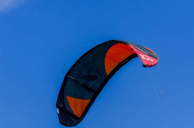 Malaga, İspanya - 25 Mayıs 2018 aktif spor pratik insanlar, güç uçurtma rüzgarlı bir koyda kullanarak sürme dalga