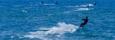 Malaga, İspanya - 25 Mayıs 2018 aktif spor pratik insanlar, güç uçurtma rüzgarlı bir koyda kullanarak sürme dalga