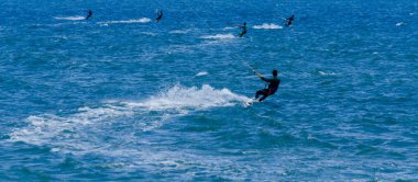 Malaga, İspanya - 25 Mayıs 2018 aktif spor pratik insanlar, güç uçurtma rüzgarlı bir koyda kullanarak sürme dalga