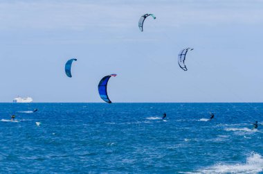 Malaga, İspanya - 25 Mayıs 2018 aktif spor pratik insanlar, güç uçurtma rüzgarlı bir koyda kullanarak sürme dalga