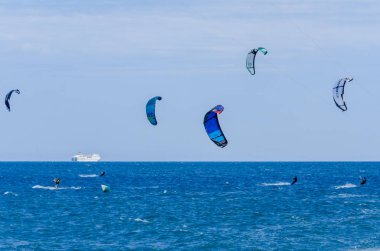 Malaga, İspanya - 25 Mayıs 2018 aktif spor pratik insanlar, güç uçurtma rüzgarlı bir koyda kullanarak sürme dalga