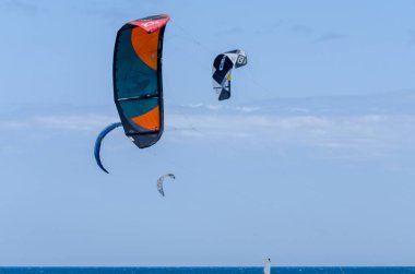 Malaga, İspanya - 25 Mayıs 2018 aktif spor pratik insanlar, güç uçurtma rüzgarlı bir koyda kullanarak sürme dalga