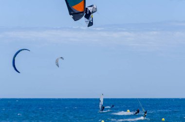 Malaga, İspanya - 25 Mayıs 2018 aktif spor pratik insanlar, güç uçurtma rüzgarlı bir koyda kullanarak sürme dalga