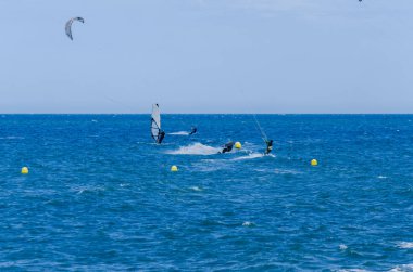 Malaga, İspanya - 25 Mayıs 2018 aktif spor pratik insanlar, güç uçurtma rüzgarlı bir koyda kullanarak sürme dalga