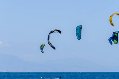 Malaga, İspanya - 25 Mayıs 2018 aktif spor pratik insanlar, güç uçurtma rüzgarlı bir koyda kullanarak sürme dalga