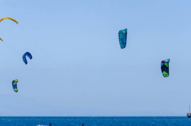 Malaga, İspanya - 25 Mayıs 2018 aktif spor pratik insanlar, güç uçurtma rüzgarlı bir koyda kullanarak sürme dalga