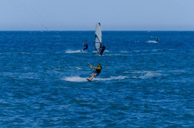 Malaga, İspanya - 25 Mayıs 2018 aktif spor pratik insanlar, güç uçurtma rüzgarlı bir koyda kullanarak sürme dalga