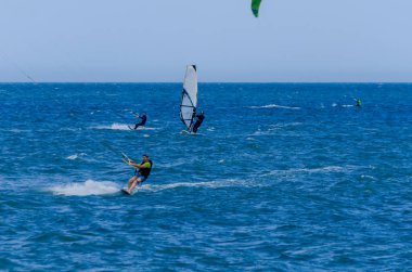 Malaga, İspanya - 25 Mayıs 2018 aktif spor pratik insanlar, güç uçurtma rüzgarlı bir koyda kullanarak sürme dalga