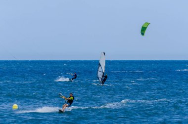 Malaga, İspanya - 25 Mayıs 2018 aktif spor pratik insanlar, güç uçurtma rüzgarlı bir koyda kullanarak sürme dalga