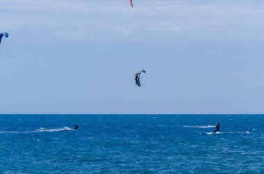 Malaga, İspanya - 25 Mayıs 2018 aktif spor pratik insanlar, güç uçurtma rüzgarlı bir koyda kullanarak sürme dalga