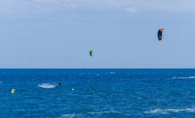 Malaga, İspanya - 25 Mayıs 2018 aktif spor pratik insanlar, güç uçurtma rüzgarlı bir koyda kullanarak sürme dalga