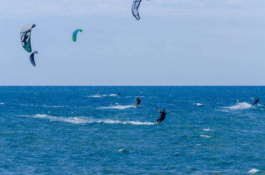 Malaga, İspanya - 25 Mayıs 2018 aktif spor pratik insanlar, güç uçurtma rüzgarlı bir koyda kullanarak sürme dalga