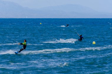 Malaga, İspanya - 25 Mayıs 2018 aktif spor pratik insanlar, güç uçurtma rüzgarlı bir koyda kullanarak sürme dalga