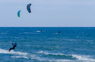 Malaga, İspanya - 25 Mayıs 2018 aktif spor pratik insanlar, güç uçurtma rüzgarlı bir koyda kullanarak sürme dalga