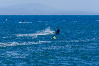 Malaga, İspanya - 25 Mayıs 2018 aktif spor pratik insanlar, güç uçurtma rüzgarlı bir koyda kullanarak sürme dalga