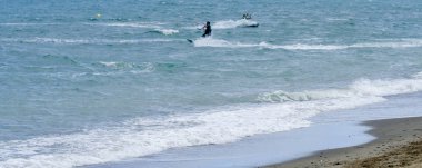 Malaga, İspanya - 25 Mayıs 2018 aktif spor pratik insanlar, güç uçurtma rüzgarlı bir koyda kullanarak sürme dalga