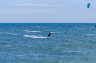 Malaga, İspanya - 25 Mayıs 2018 aktif spor pratik insanlar, güç uçurtma rüzgarlı bir koyda kullanarak sürme dalga