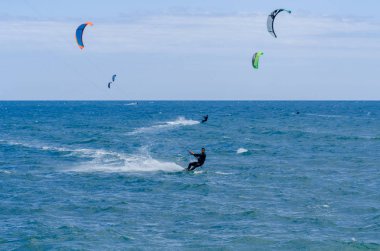 Malaga, İspanya - 25 Mayıs 2018 aktif spor pratik insanlar, güç uçurtma rüzgarlı bir koyda kullanarak sürme dalga