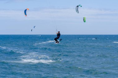 Malaga, İspanya - 25 Mayıs 2018 aktif spor pratik insanlar, güç uçurtma rüzgarlı bir koyda kullanarak sürme dalga