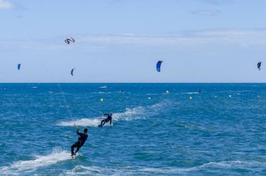 Malaga, İspanya - 25 Mayıs 2018 aktif spor pratik insanlar, güç uçurtma rüzgarlı bir koyda kullanarak sürme dalga