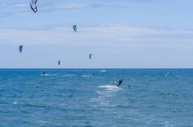 Malaga, İspanya - 25 Mayıs 2018 aktif spor pratik insanlar, güç uçurtma rüzgarlı bir koyda kullanarak sürme dalga