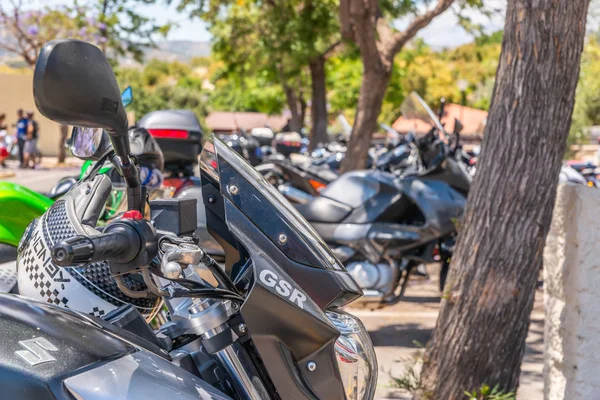 Nerja, İspanya - 10 Haziran 2018 insanlar ve motosiklet motosiklet ralli bir sahil İspanyol kasabasında