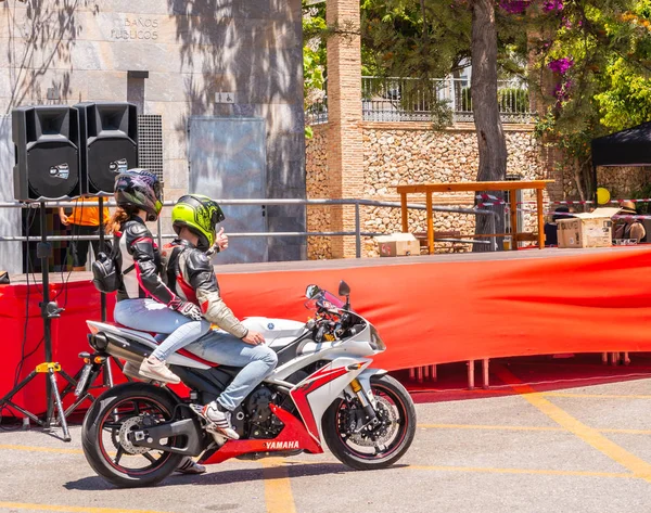 Nerja, İspanya - 10 Haziran 2018 insanlar ve motosiklet motosiklet ralli bir sahil İspanyol kasabasında