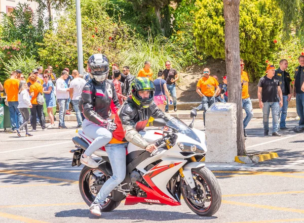 Nerja, İspanya - 10 Haziran 2018 insanlar ve motosiklet motosiklet ralli bir sahil İspanyol kasabasında