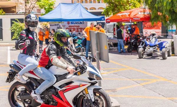 Nerja, İspanya - 10 Haziran 2018 insanlar ve motosiklet motosiklet ralli bir sahil İspanyol kasabasında