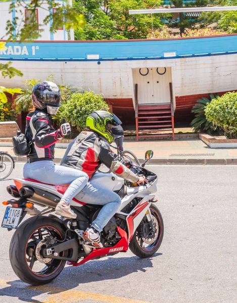 Nerja, İspanya - 10 Haziran 2018 insanlar ve motosiklet motosiklet ralli bir sahil İspanyol kasabasında