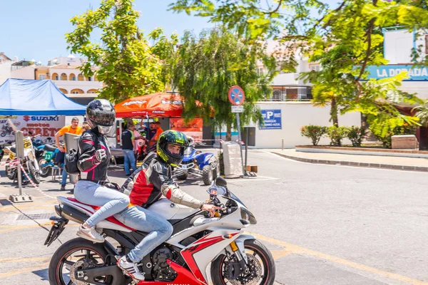 Nerja, İspanya - 10 Haziran 2018 insanlar ve motosiklet motosiklet ralli bir sahil İspanyol kasabasında