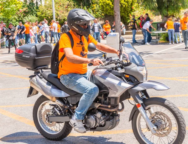Nerja, İspanya - 10 Haziran 2018 insanlar ve motosiklet motosiklet ralli bir sahil İspanyol kasabasında