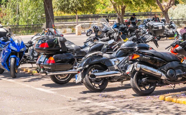 Nerja, İspanya - 10 Haziran 2018 insanlar ve motosiklet motosiklet ralli bir sahil İspanyol kasabasında