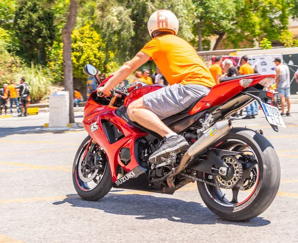 Nerja, İspanya - 10 Haziran 2018 insanlar ve motosiklet motosiklet ralli bir sahil İspanyol kasabasında