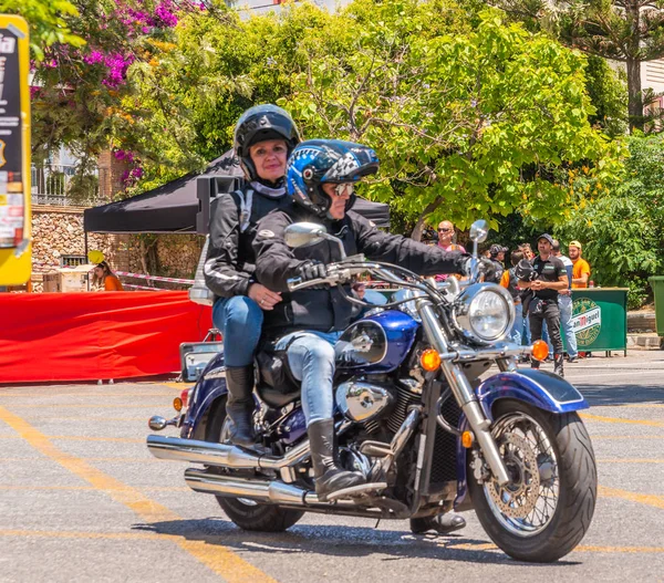 Nerja, İspanya - 10 Haziran 2018 insanlar ve motosiklet motosiklet ralli bir sahil İspanyol kasabasında