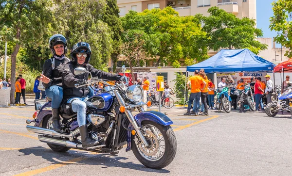Nerja, İspanya - 10 Haziran 2018 insanlar ve motosiklet motosiklet ralli bir sahil İspanyol kasabasında