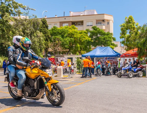 Nerja, İspanya - 10 Haziran 2018 insanlar ve motosiklet motosiklet ralli bir sahil İspanyol kasabasında
