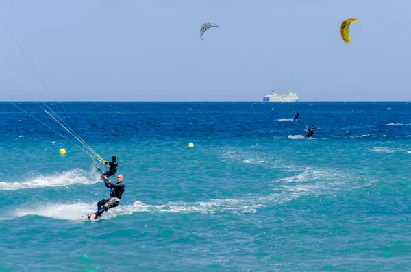 Malaga, İspanya - 25 Mayıs 2018 aktif spor pratik insanlar, güç uçurtma rüzgarlı bir koyda kullanarak sürme dalga