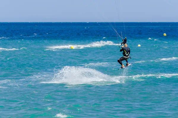 Malaga, İspanya - 25 Mayıs 2018 aktif spor pratik insanlar, güç uçurtma rüzgarlı bir koyda kullanarak sürme dalga