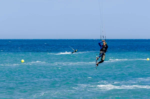 Malaga, İspanya - 25 Mayıs 2018 aktif spor pratik insanlar, güç uçurtma rüzgarlı bir koyda kullanarak sürme dalga