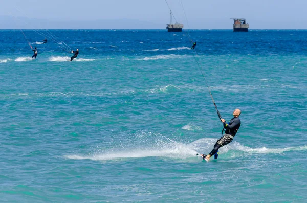 Malaga, İspanya - 25 Mayıs 2018 aktif spor pratik insanlar, güç uçurtma rüzgarlı bir koyda kullanarak sürme dalga