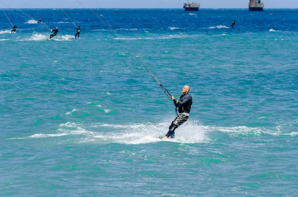 Malaga, İspanya - 25 Mayıs 2018 aktif spor pratik insanlar, güç uçurtma rüzgarlı bir koyda kullanarak sürme dalga