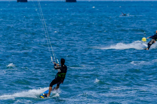 Malaga, İspanya - 25 Mayıs 2018 aktif spor pratik insanlar, güç uçurtma rüzgarlı bir koyda kullanarak sürme dalga