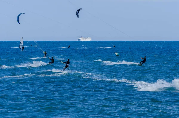 Malaga, İspanya - 25 Mayıs 2018 aktif spor pratik insanlar, güç uçurtma rüzgarlı bir koyda kullanarak sürme dalga