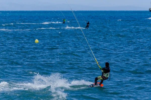 Malaga, İspanya - 25 Mayıs 2018 aktif spor pratik insanlar, güç uçurtma rüzgarlı bir koyda kullanarak sürme dalga