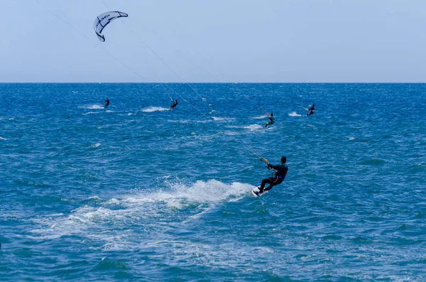 Malaga, İspanya - 25 Mayıs 2018 aktif spor pratik insanlar, güç uçurtma rüzgarlı bir koyda kullanarak sürme dalga